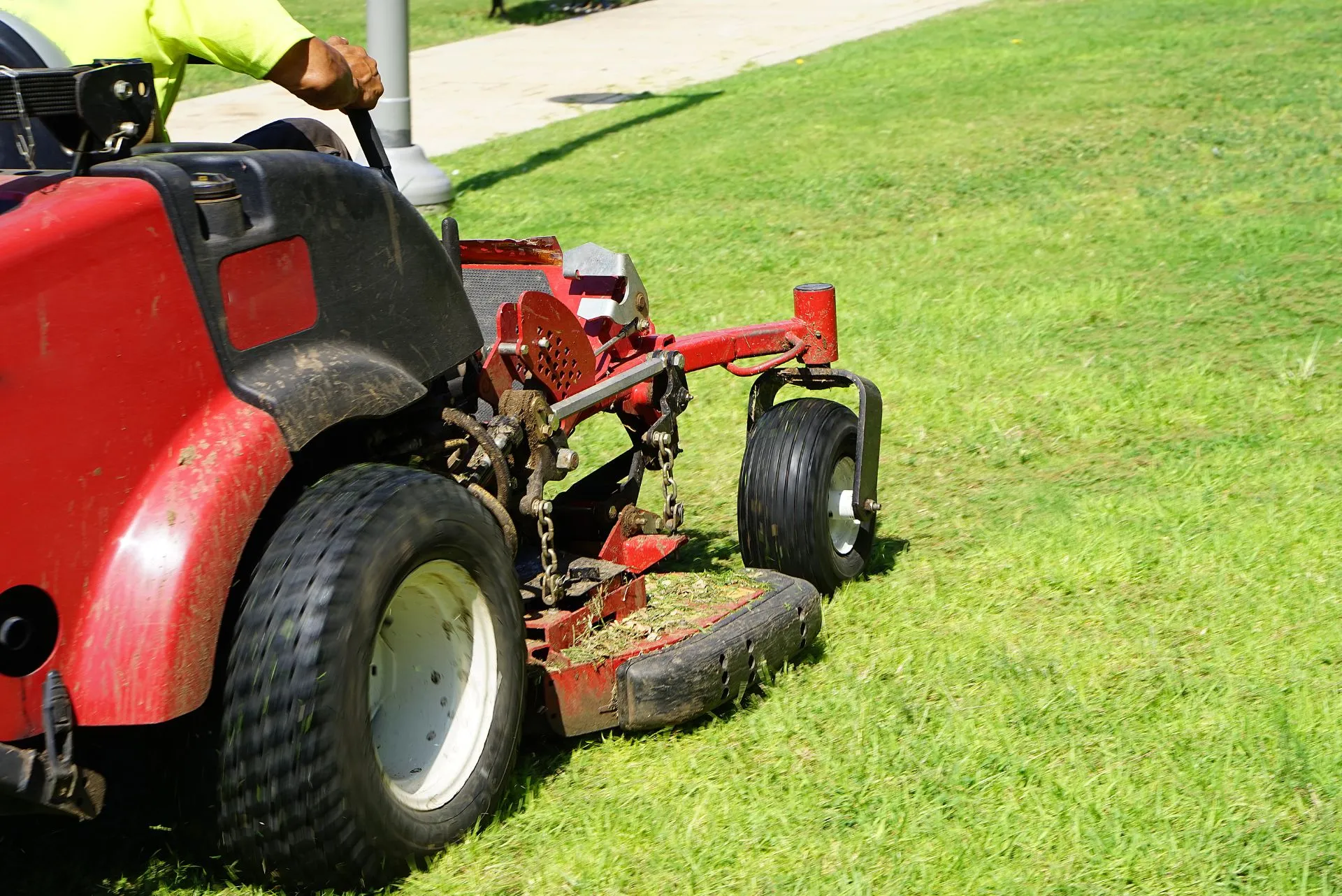 How To Change Hydraulic Fluid on Zero Turn Mower featured image